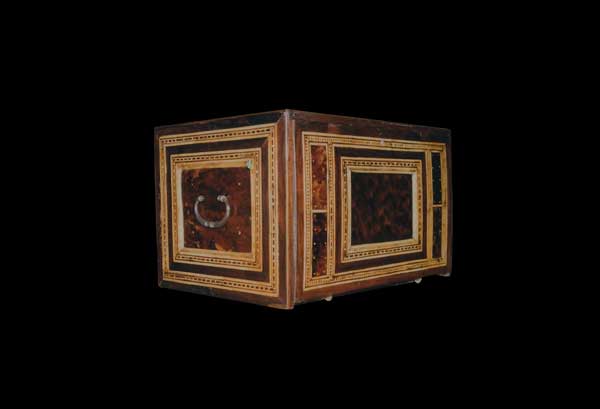 Après restauration. Cabinet d'époque Louis XIV Avant restauration. Cabinet d'époque Louis XIV