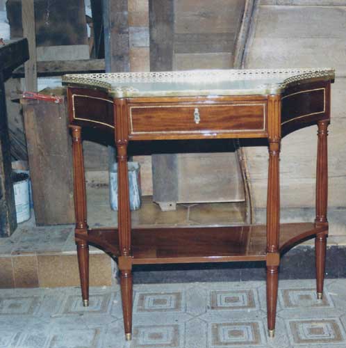 Après restauration. Console Louis XVI Après restauration. Console Louis XVI